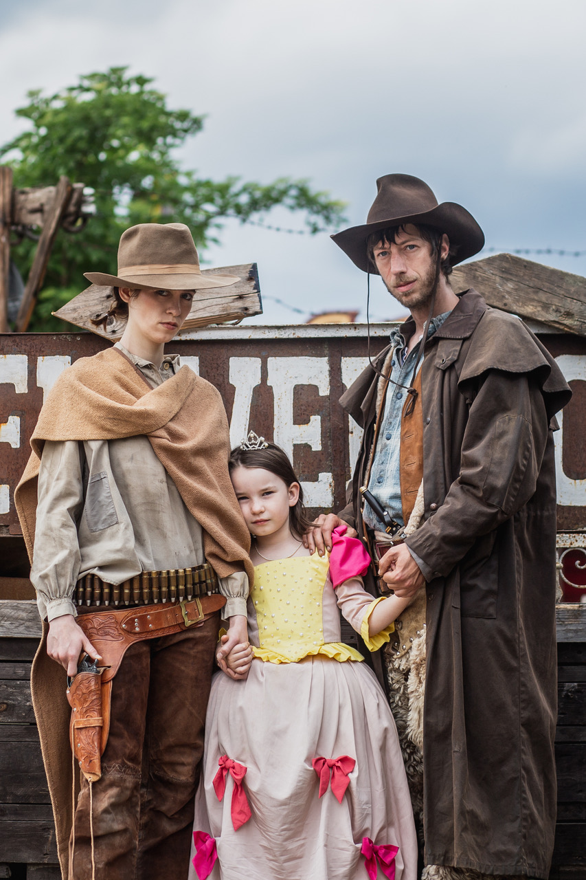 MaPa — family in cowboy and princess costumes